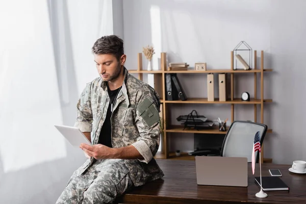 Soldado Uniforme Militar Usando Tablet Digital Escritório — Fotografia de Stock