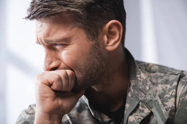 Militaire Man Uniform Huilen Bedekken Mond Met Gebalde Vuist — Stockfoto