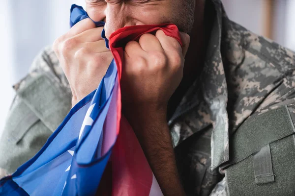 Обрізаний Вид Військовослужбовця Уніформі Плаче Тримаючи Прапор Америки — стокове фото
