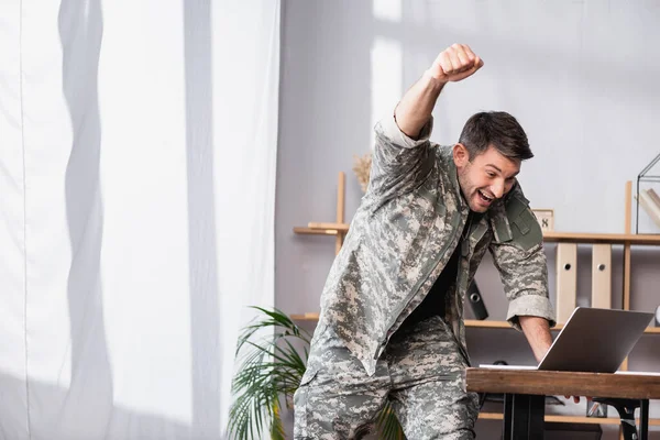 Hombre Militar Emocionado Con Puño Cerrado Regocijo Mientras Utiliza Ordenador —  Fotos de Stock