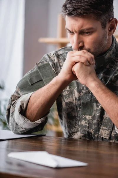 Homem Militar Preocupado Uniforme Sentado Perto Envelope Primeiro Plano Turvo — Fotografia de Stock