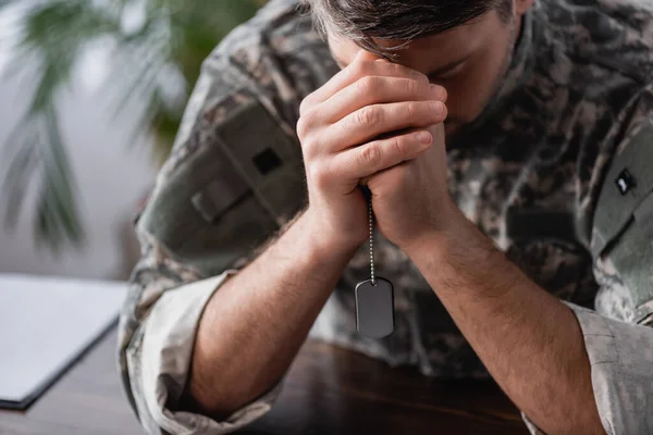 Triste Soldado Uniforme Camuflaje Sosteniendo Etiqueta Militar Las Manos Apretadas — Foto de Stock