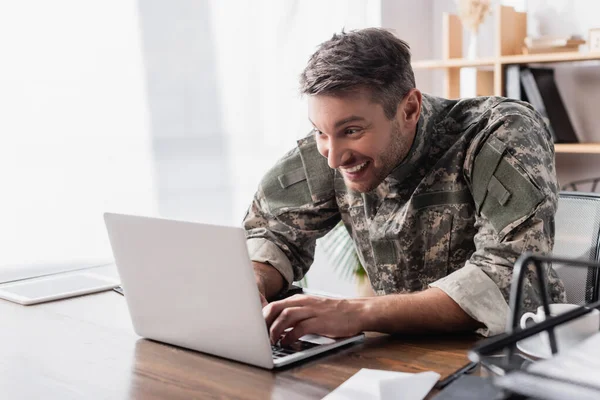 Homem Militar Animado Digitando Teclado Laptop — Fotografia de Stock