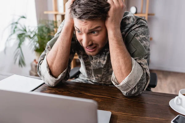 Stresszes Katona Nézi Laptop Irodában — Stock Fotó