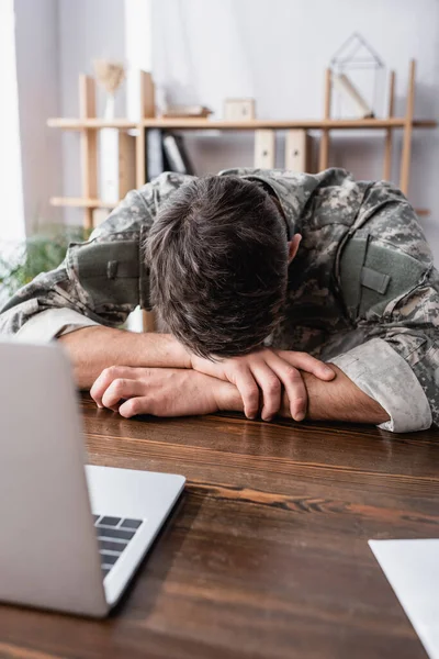 Militär Man Uniform Ligger Skrivbord Nära Bärbar Dator — Stockfoto