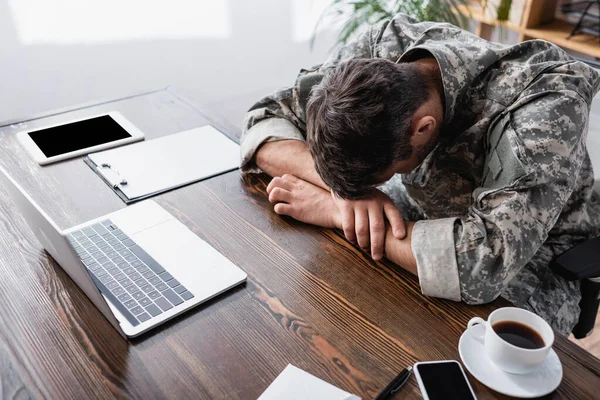 Wojskowy Mundurze Leżący Biurku Obok Laptopa Gadżetów Pustym Ekranem — Zdjęcie stockowe