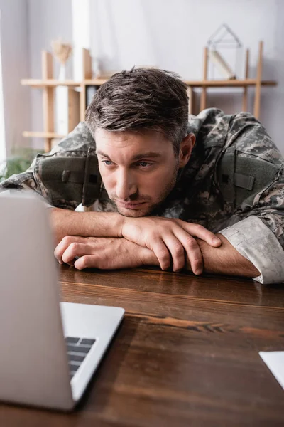 Upset Military Man Uniform Looking Laptop Desk — Stock Photo, Image