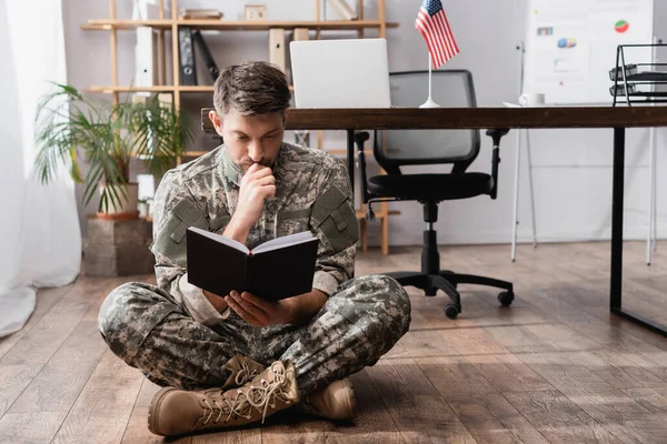 Concentrated Military Man Uniform Holding Notepad While Sitting Floor Desk — Stock Photo, Image