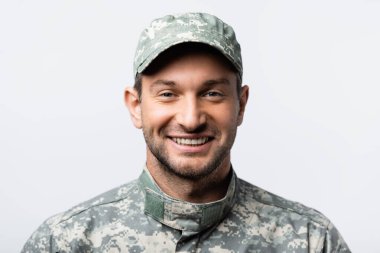 Üniformalı ve şapkalı mutlu bir asker.