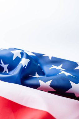 Beyaz üzerine izole edilmiş yıldız ve çizgilerle Amerika bayrağı sallıyor.