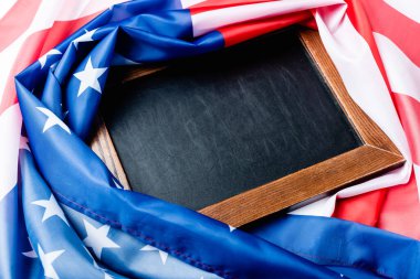 Amerikan bayrağının yanında boş karatahta, yıldız ve dikenli. 