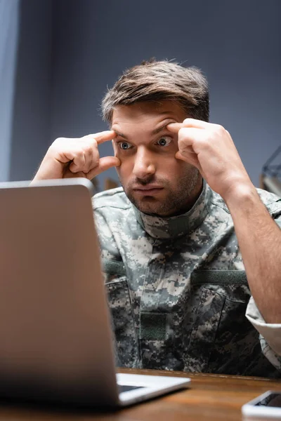 Utmattad Militär Man Uniform Tittar Laptop Suddig Förgrund — Stockfoto