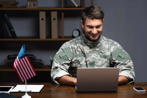 Homem Militar Feliz Uniforme Usando Laptop Perto Bandeira Americana Gadgets — Fotografia de Stock