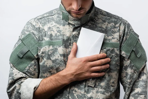 Beskärd Bild Patriotisk Militär Man Uniform Innehav Kuvert Isolerad Vit — Stockfoto