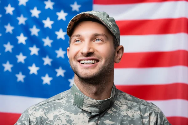 Glad Militär Man Uniform Och Mössa Ler Nära Amerikansk Flagga — Stockfoto