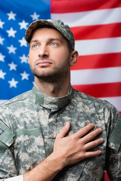 Militar Patriótico Jurando Lealtad Cerca Bandera Americana Sobre Fondo Borroso — Foto de Stock