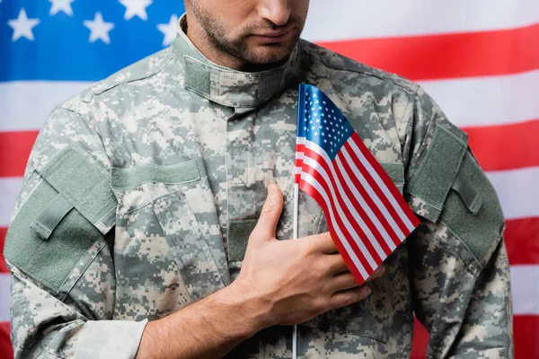 Vista Cortada Homem Militar Patriótico Uniforme Segurando Pequena Bandeira Americana — Fotografia de Stock