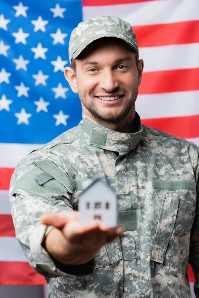 Homem Militar Feliz Uniforme Segurando Modelo Casa Perto Bandeira Americana — Fotografia de Stock