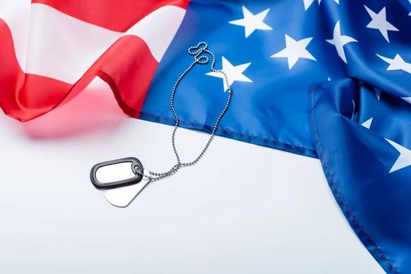 Unbeschriebenes Silbernes Abzeichen Kette Nahe Der Amerikanischen Flagge Auf Weiß — Stockfoto