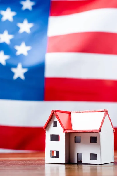 Model Rumah Dekat Bendera American Dengan Latar Belakang Kabur — Stok Foto