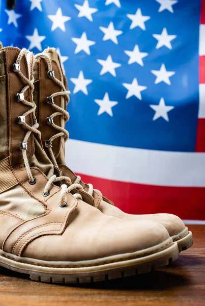 Botas Militares Perto Bandeira Americana Fundo Embaçado — Fotografia de Stock