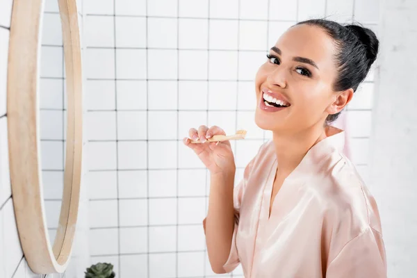 Mujer Morena Sonriendo Cámara Mientras Sostiene Cepillo Dientes Cerca Del — Foto de Stock