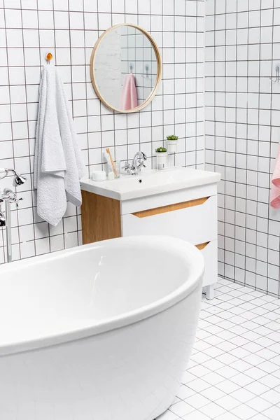 Weiße Badewanne Neben Handtuch Und Waschbecken Modernen Badezimmer — Stockfoto