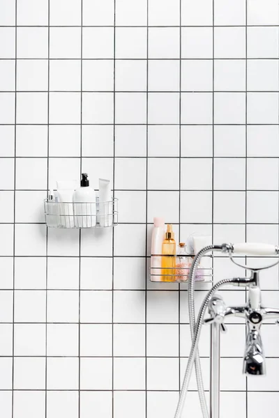 Toiletries Faucet Blurred Foreground Modern White Bathroom — Stock Photo, Image