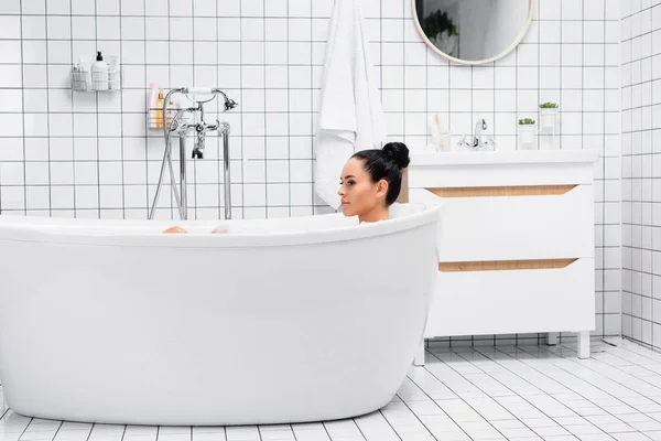 Morena Mujer Tomando Baño Moderno Cuarto Baño — Foto de Stock