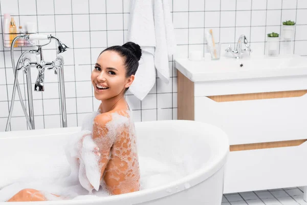 Köpüklü Esmer Kadın Evde Banyo Yaparken Kameraya Gülümsüyor — Stok fotoğraf