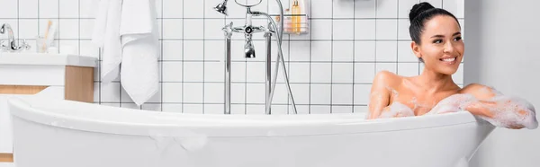 Aantrekkelijke Vrouw Glimlachen Terwijl Zitten Bad Met Schuim Moderne Badkamer — Stockfoto