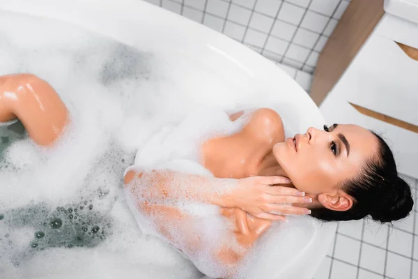 High Angle View Young Woman Taking Bath Touching Neck — Stock Photo, Image