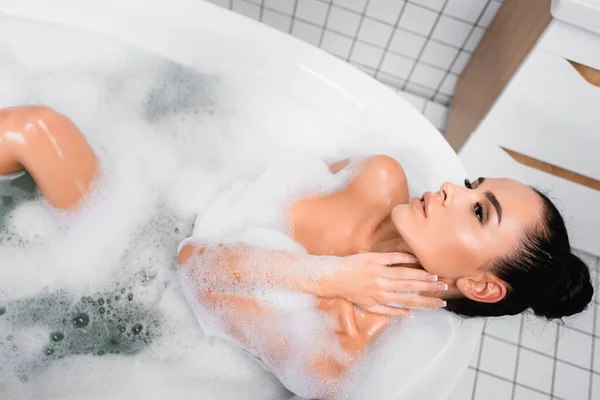 Visão Alto Ângulo Jovem Mulher Tomando Banho Tocando Pescoço — Fotografia de Stock