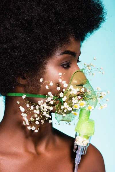 Mujer Joven Afroamericana Con Flores Inhalador Aislado Sobre Fondo Azul — Foto de Stock