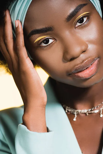 Afro Amerikai Fiatal Kék Elegáns Ruha Elszigetelt Sárga — Stock Fotó