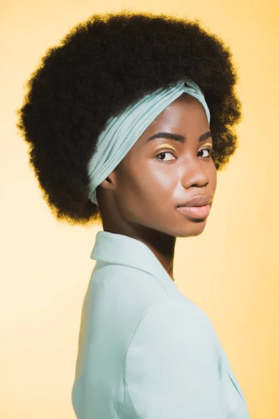 Perfil Africano Americano Jovem Mulher Azul Elegante Roupa Isolada Amarelo — Fotografia de Stock