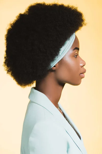 Профиль Африканской Американской Молодой Женщины Синем Стильном Наряде Изолированном Желтом — стоковое фото