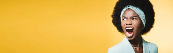 Angry African American Young Woman Blue Stylish Outfit Yelling Isolated — Stock Photo, Image