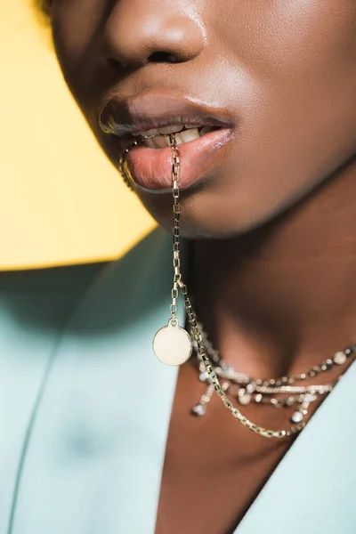 Vista Recortada Mujer Joven Afroamericana Traje Elegante Azul Con Collar — Foto de Stock