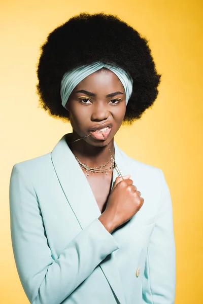 Αφροαμερικανή Νεαρή Γυναίκα Μπλε Στυλάτο Ντύσιμο Κολιέ Στο Στόμα Που — Φωτογραφία Αρχείου