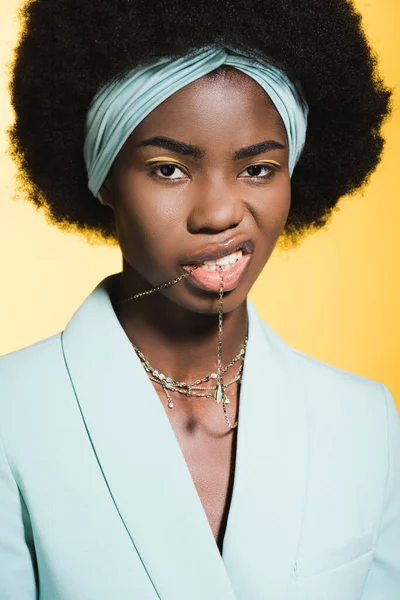 Afro Americana Jovem Mulher Azul Roupa Elegante Com Colar Boca — Fotografia de Stock