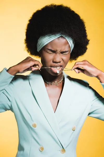 Mujer Joven Afroamericana Traje Elegante Azul Con Collar Boca Aislado — Foto de Stock