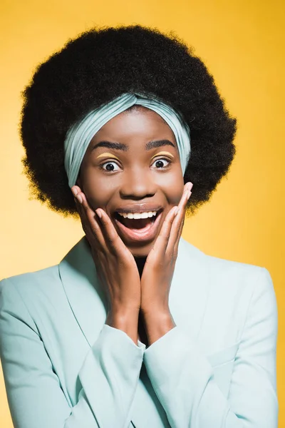 Ενθουσιασμένοι Αφροαμερικανή Νεαρή Γυναίκα Μπλε Κομψό Ντύσιμο Απομονώνονται Κίτρινο — Φωτογραφία Αρχείου
