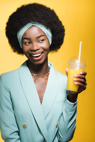 Sonriente Mujer Joven Afroamericana Traje Elegante Azul Con Jugo Naranja —  Fotos de Stock