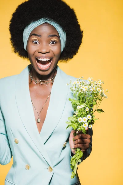 Happy African American Young Woman Blue Stylish Outfit Chamomile Bouquet — Stock Photo, Image