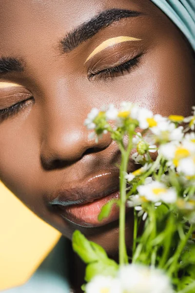 Zbliżenie Afrykańskiej Młodej Kobiety Bukietem Rumianku Izolowanym Żółto — Zdjęcie stockowe
