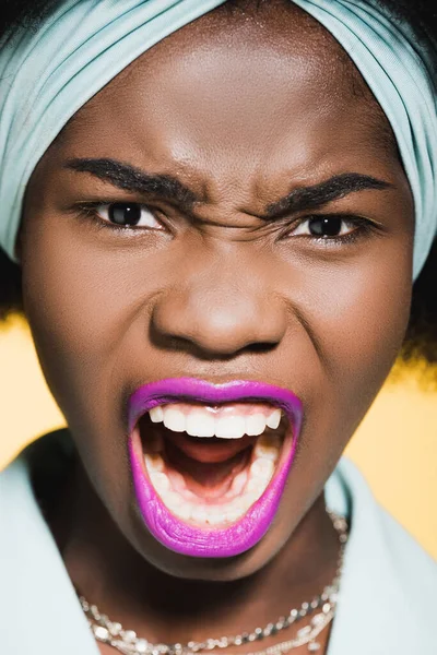 Afrikaans Amerikaanse Jonge Vrouw Blauw Stijlvolle Outfit Geïsoleerd Geel — Stockfoto