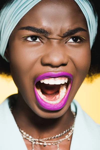 Mujer Joven Afroamericana Gritando Con Labios Morados Aislados Amarillo — Foto de Stock