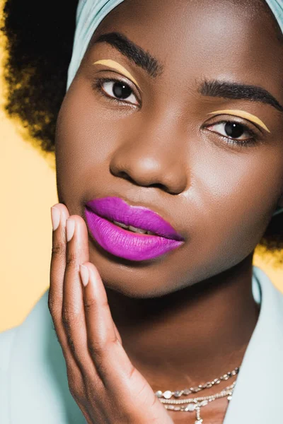Αφροαμερικανή Νεαρή Γυναίκα Μοβ Χείλη Απομονωμένα Στο Κίτρινο — Φωτογραφία Αρχείου