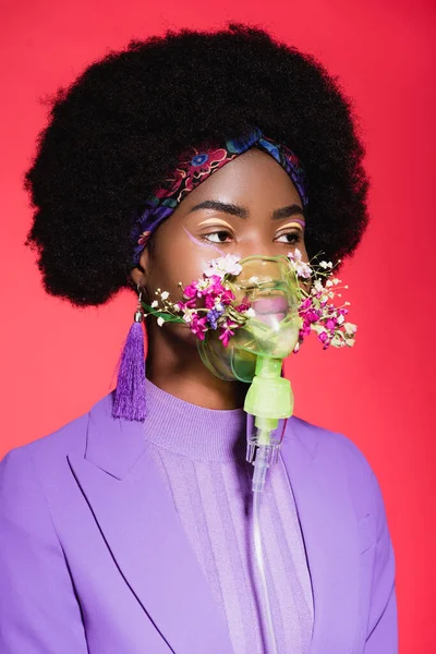 Mujer Joven Afroamericana Traje Elegante Púrpura Con Flores Inhalador Aislado — Foto de Stock